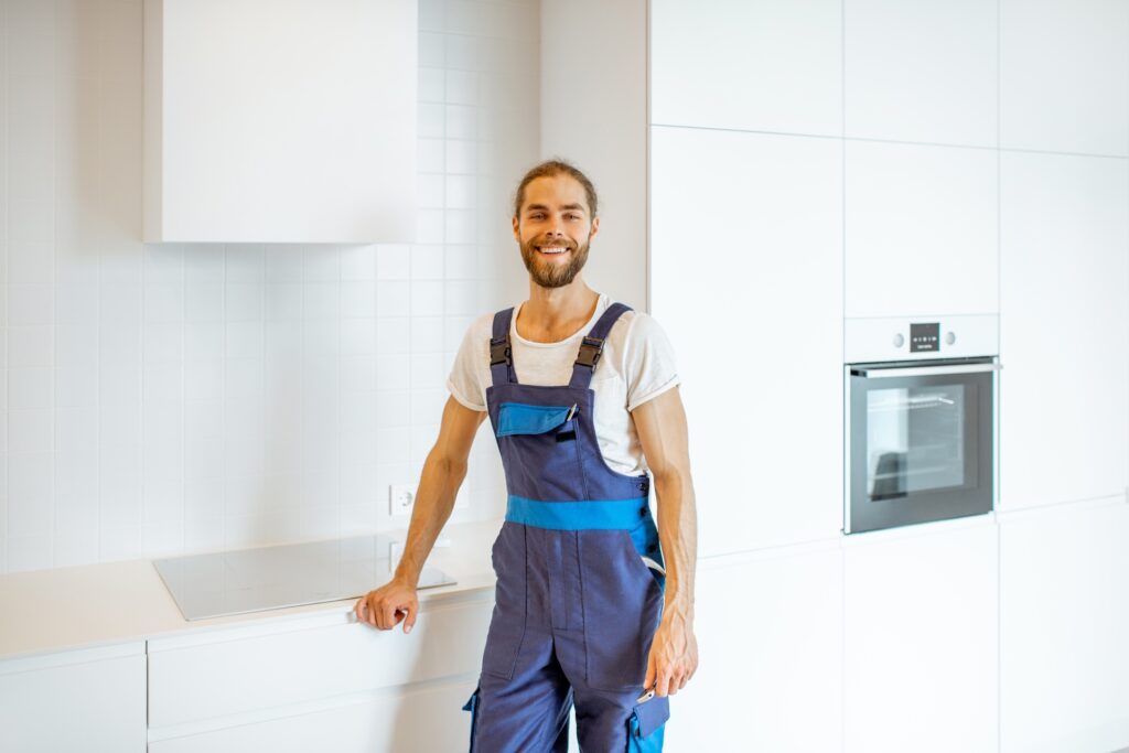 diensten Ontdek onze diensten: schilderwerk, timmerwerk, tuinonderhoud, montage, reparaties en meer. Klusservice Amstelveen staat klaar voor elke klus, groot of klein. Handyman at the kitchen