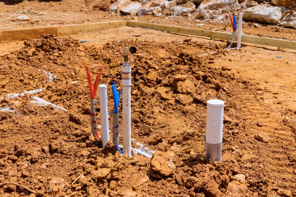 diensten Plumbing laying line for sanitary system water PVC plastic pipes at construction site